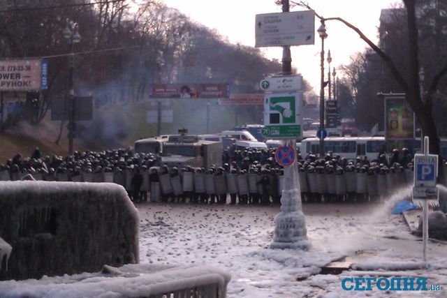На Грушевского время от времени приходят киевляне. Фото: Алексей Беловол