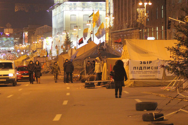 Пока на Грушевского дерутся, на Майдане смотрят кино. Фото: Сергей Ус