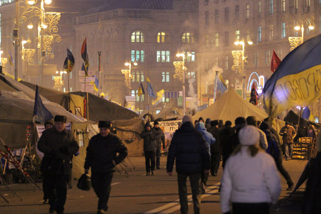 Пока на Грушевского дерутся, на Майдане смотрят кино. Фото: Сергей Ус