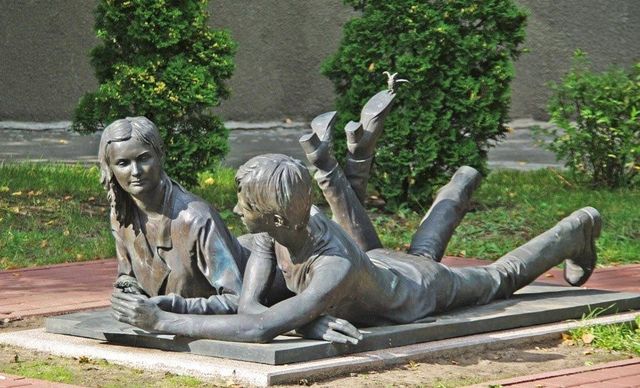 Влюбленные на травке<br /><br />
Романтическая скульптура расположена возле киевского университета 