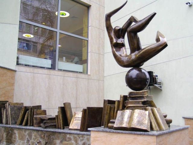Девушка, физика и камасутра<br /><br />
Своя скульптура есть и у одесских студентов. Прямо напротив входа в Одесский национальный морской университет установлен памятник, который уже прозвали 