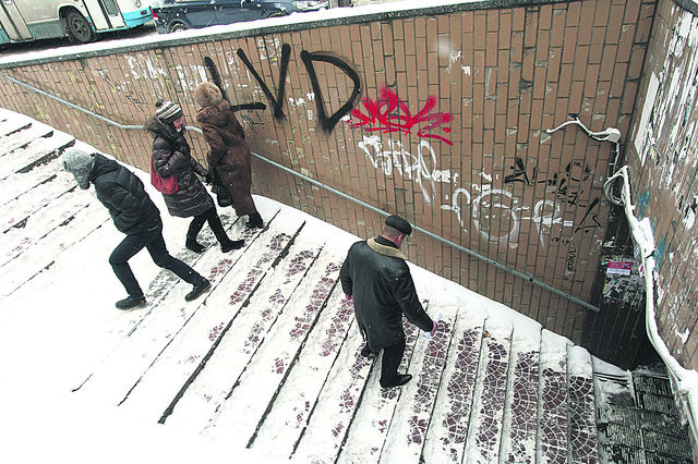 Засыпало снегом. Спускаясь в переходы, люди держались за стены и поручни | Фото: Александр Яремчук