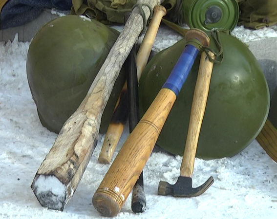 В милиции показали оружие, якобы изъятое у автомайдановцев. Фото: пресс-служба ГУ МВД в Киеве