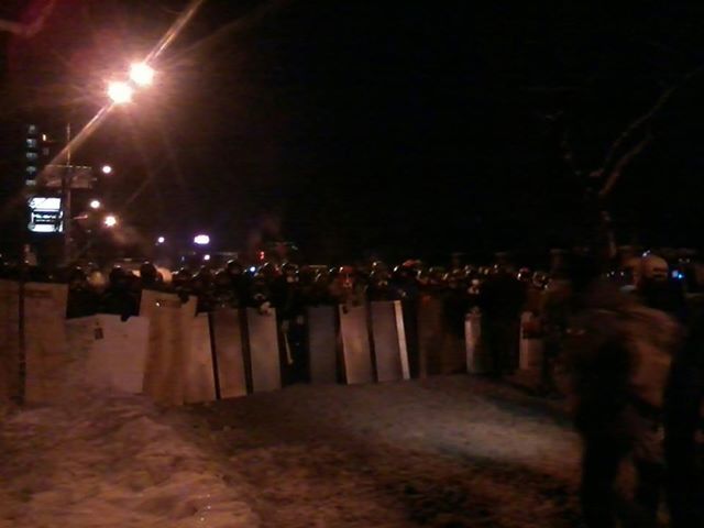 Перед баррикадой выстроились кордрны самообороны Майдана, фото Ирины Ковальчук