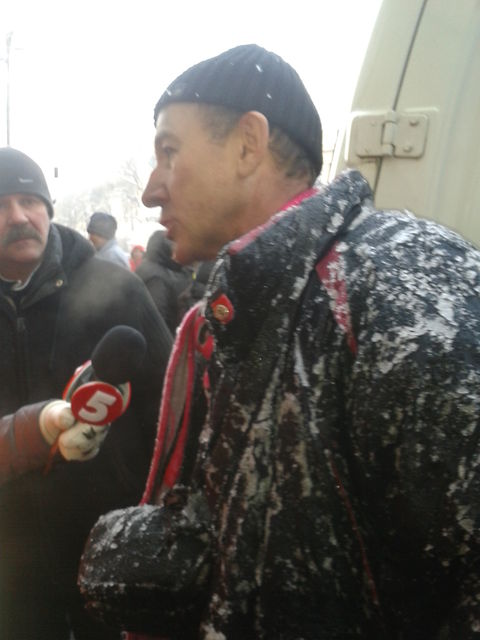 На Грушевского одного из митингующих полностью облили водой. Фото: Вячеслав Шрамович