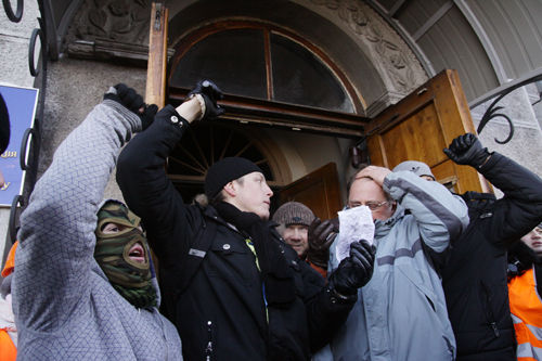 В Чернигове захватили ОГА. Фото: 4ernigiv.info