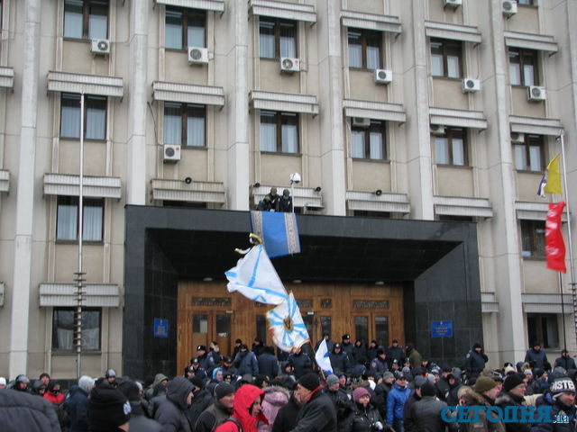 Возле ОГА проходит митинг. Фото: Александр Жуков, "Сегодня"