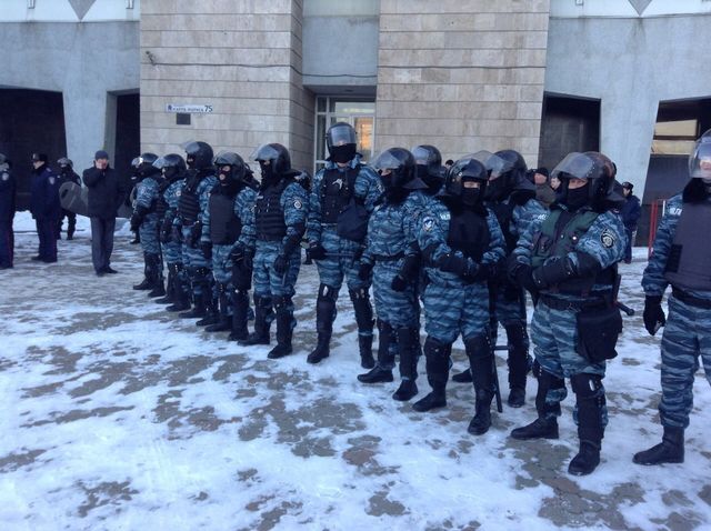 Бойцы. Защищают учреждения, поливая активистов водой на морозе. Фото: В. Яковлева 