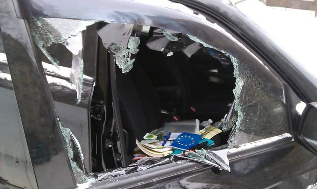 Месть. Активисту Евромайдана разбили машину, ценности не взяли. Фото: В.Буга