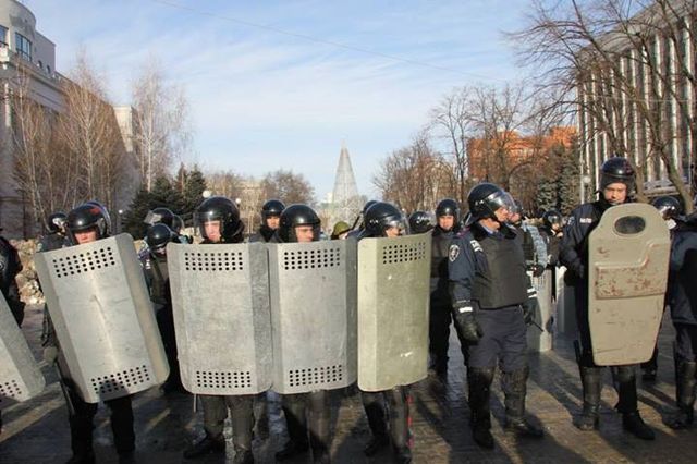 В Днепропетровске футбольные фанаты пытались штурмовать ОГА. Фото: facebook.com/vladimirova.o