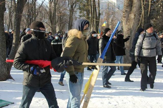 В Днепропетровске футбольные фанаты пытались штурмовать ОГА. Фото: facebook.com/vladimirova.o