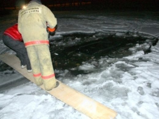 Внедорожник, проломав лед, полностью ушел под воду. Фото: пресс-служба управления ГСЧС в Киеве