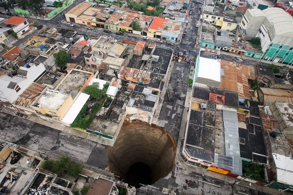 Провал в Гватемале<br />
Одним из самых знаменитых провалов в земле прошлого десятилетия был провал, случившийся в Гватемале в 2010 году. Днем 30 мая весь перекресток в центре города ушел под землю и оставил после себя круглое отверстие глубиной в 91 метр и шириной в 18 метров, в яме оказалось одно здание.  Геологи до сих пор не нашли причину, но выдвигают теории, что яма образовалась либо по естественным причинам – в результате водной эрозии или из-за вымывания известняка под поверхностью, либо была вызвана протечкой канализационной системы. Это уже вторая яма, образовавшаяся в Гватемале за три года – похожий инцидент произошел в 2007 году.<br />
