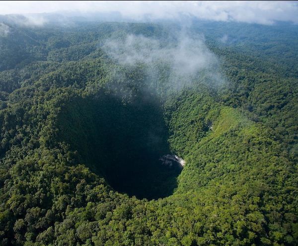 Минье<br />
Минье – это невероятное отверстие в экваториальных джунглях Новой Гвинеи. Шахта Минье выглядит как гигантское отверстие в зеленых джунглях, видимое даже со спутника. Провал имеет круглую форму 350 метров в диаметре, а глубина провала составляет 400-510 метров. Измеренная высота дыры имеет такую большую разницу потому, что провал расположен на склоне горы и верхний край находится примерно на 100 метров выше, чем нижний. Объем провала достигает 26 млн. кубометров, а экваториальный климат помогает джунглям покрывать растительностью не только дно, но и почти вертикальные стены провала. По дну дыры протекает река, которая выглядит сверху, как небольшой ручей. Объем потока составляет 15-25 куб. метров в секунду и может обеспечить потребности 14-16 млн. европейцев. <br />
