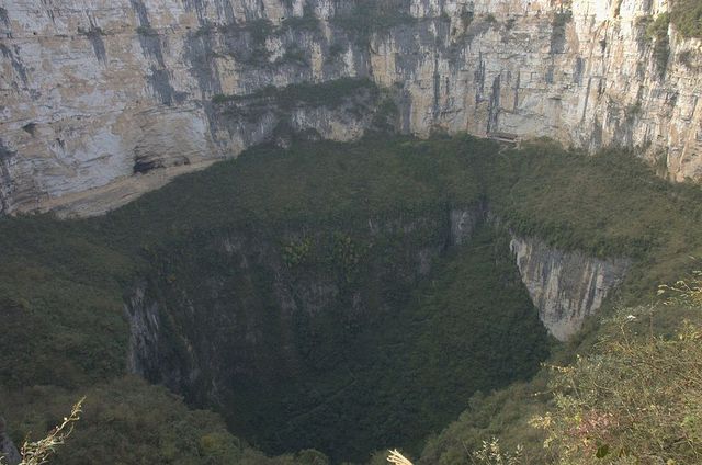 Сяоджай Тьенкан, Китай<br />
Сяоджай Тьенкан – крупнейший в мире провал с почти вертикальными стенками и глубиной 662 метра. Рядом с провалом расположена небольшая, в данный момент, заброшенная деревня – Сяоджай. Объем пещеры – 119,348 млн. куб. метров. Вся эта порода была унесена рекой. Провал разделяется на два уровня – верхняя чаша простирается на 320 метров в глубину, а нижняя – на 342 метра и ее ширина составляет 257-268 метров в поперечнике.<br />
