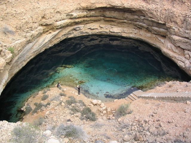 Биммах<br />
Провал Биммах расположен между деревнями Дибаб и Биммах в полу километре от побережья Оманского залива. Эта дыра образовалась в результате разрушения известняковой пещеры и ранее, местные жители считали, что провал образовался в результате падения метеорита. Провал глубиной в несколько десятков метров постоянно заполнен грунтовыми водами. Вода в этом бассейне кристально чистая, потому что фильтруется известняком.<br />
