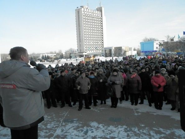 Активисты требуют показать списки задержанных сегодня ночью. Фото: rama.com.ua