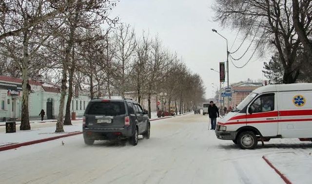 Керчь. Снегом и льдом покрылись дороги, что резко осложнило движение транспорта. Фото: АН-Крым