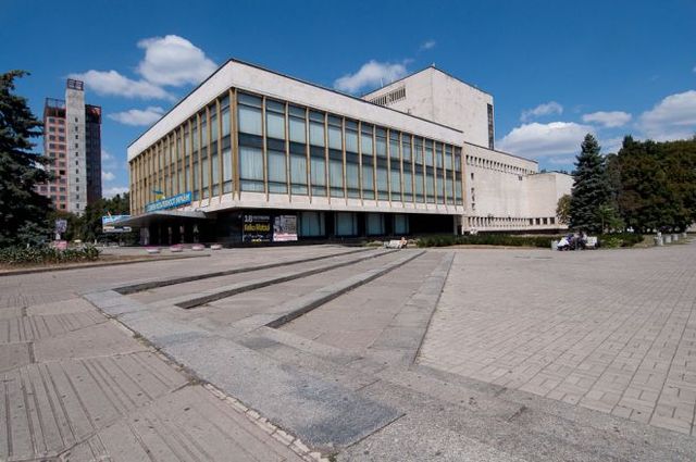 Театр. Здание молодое — построено в 1974 году. Фото photogallery.dp.ua