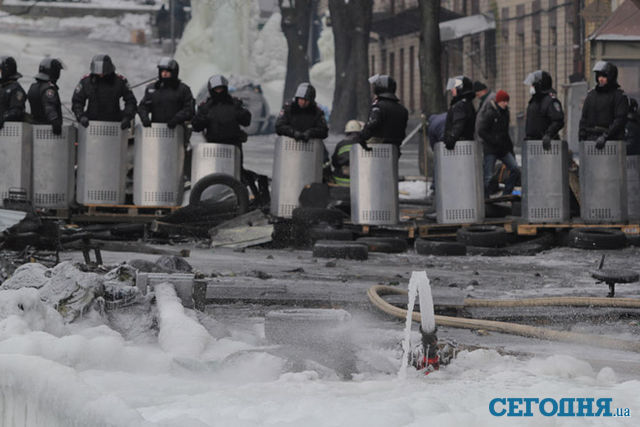 На Грушевского обновили баррикады. Фото: Сергей Ус