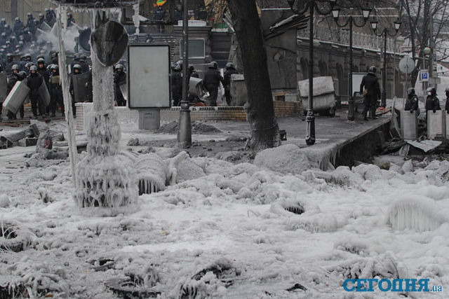 На Грушевского обновили баррикады. Фото: Сергей Ус