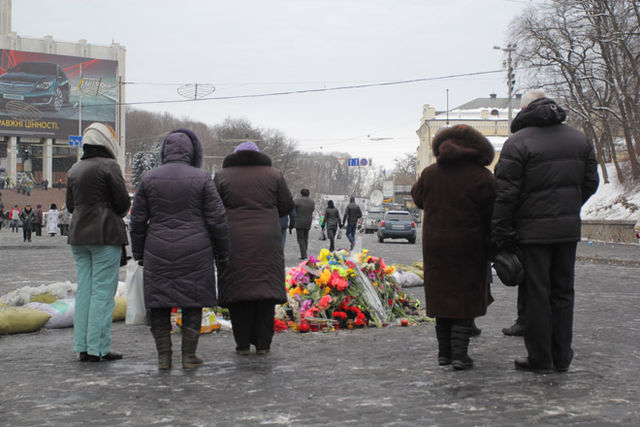 В память о погибших активистах на Грушевского несут свечи и цветы | Фото: Сергей Ус