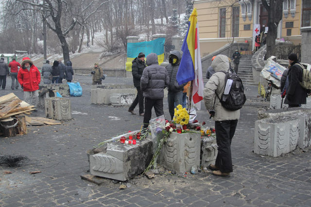 В память о погибших активистах на Грушевского несут свечи и цветы | Фото: Сергей Ус
