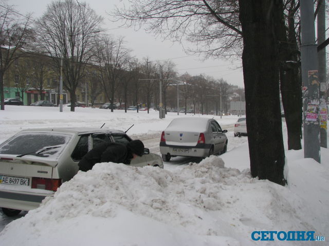 Днепропетровск продолжает заметать снегом. Фото: А. Никитин