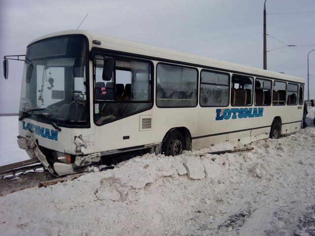 Автобус завис над рекой. Фото:forum.gorod.dp.ua, SolarW