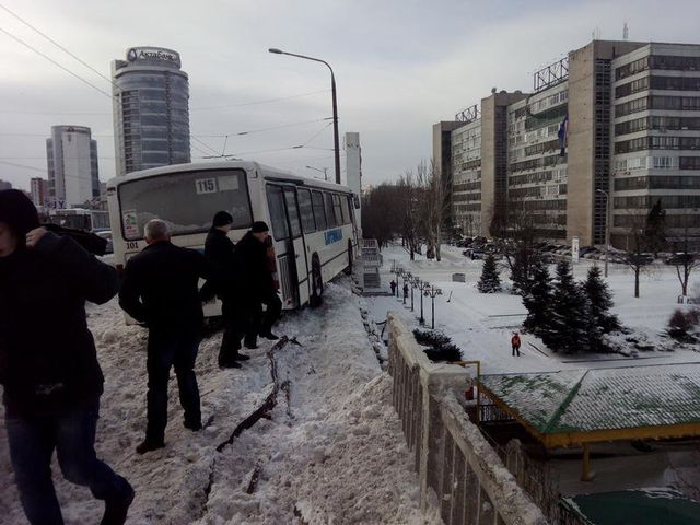 Автобус завис над рекой. Фото:forum.gorod.dp.ua, SolarW