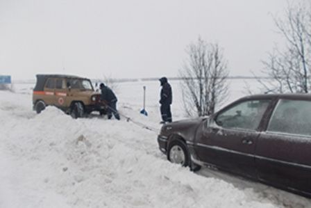 В снежном плену застряли десятки автомобилей. Фото, видео: ГСЧС в Николаевской области