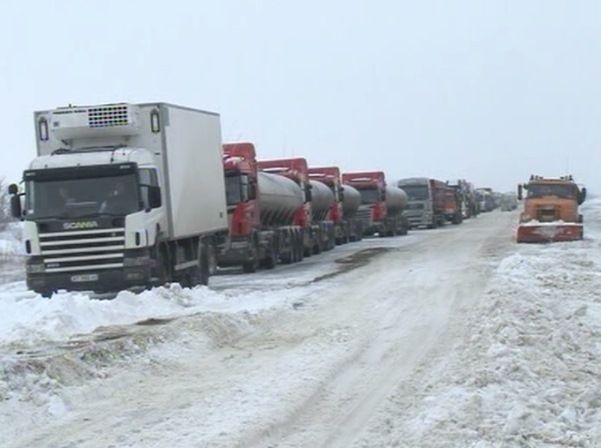 В снежном плену застряли десятки автомобилей. Фото, видео: ГСЧС в Николаевской области