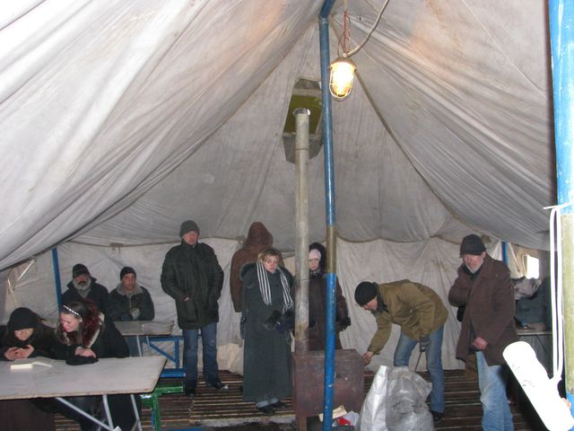 Палатка. Здесь накормят и обогреют всех замерзших. Фото: Я. Ткаченко