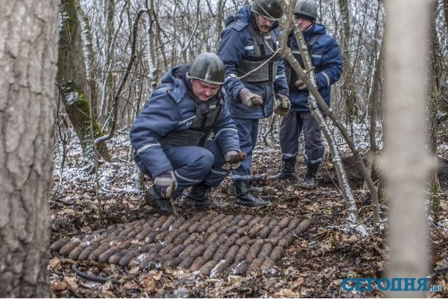 В ДРУЖКОВКЕ ГРЕМЕЛИ ВЗРЫВЫ<br />
13 января спасатели уничтожили одну из самых крупных партий боеприпасов времен Второй мировой войны, найденных в Донецкой области. 126 артиллерийских снарядов калибром от 45 до 76 миллиметров случайно обнаружил житель Дружковки, который собирал дрова. Все боеприпасы представляли опасность, так как были начинены тротилом. Саперы перевезли снаряды на специальный полигон, где благополучно их взорвали. Фото: А. Глушков