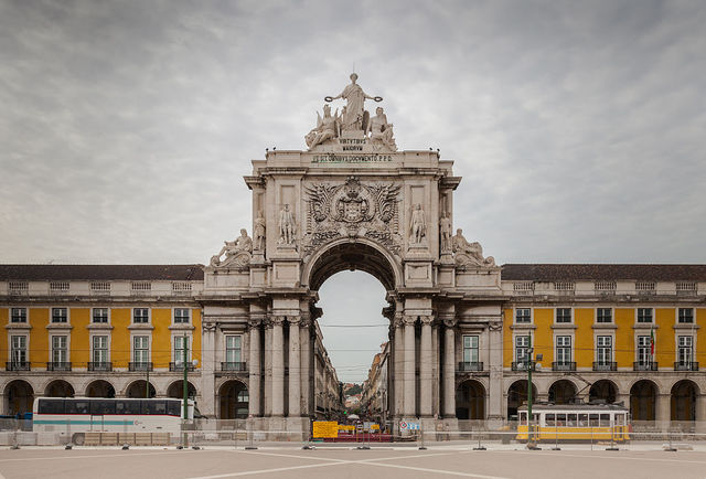 Арка Rua Augusta<br />
Улица Rua Augusta увенчана триумфальной аркой, возведенной в 1873 году, в честь восстановления города после одного из многих землетрясений. Вместе с этим она является воротами на Торговую площадь (Praça de Comercio), на которой находится памятник короля Жозе I на коне.<br />
