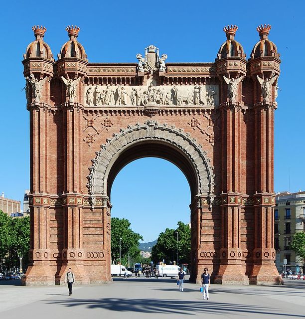 Триумфальная арка в Барселоне<br />
Триумфальная арка — памятник в Барселоне, разделяющий бульвар Пасеч де Льюис Компаньс и бульвар Пасеч де Сан Жоан. Служила парадным входом Всемирной выставки 1888 года. Арка возведена архитектором Жузепом Виласекой из красного кирпича, в мавританском стиле, широко распространенном в то время. Арка украшена гербами Испании вверху и гербов различных провинций Испании по всей дуге на каждом из фасадов. Рядом с аркой расположена одноименная станция метро 
