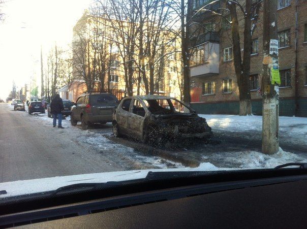 В Киеве неизвестные сожгли машины с западными номерами. Фото: vk.com/carmotors