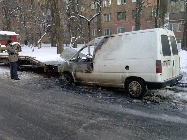 В Киеве неизвестные сожгли машины с западными номерами. Фото: vk.com/carmotors