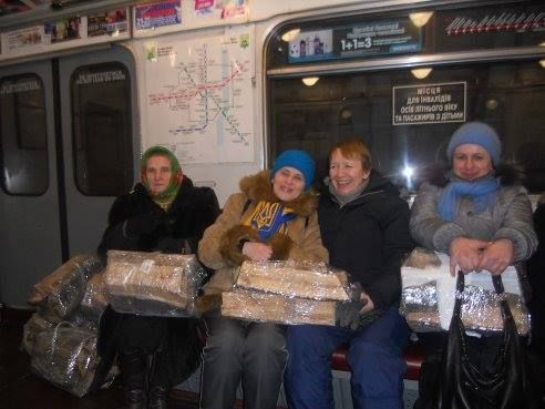Украинки возят на Майдан дрова в метро. Фото: Facebook