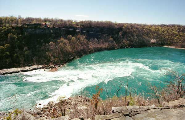Ниагарский водопад<br />
Водовороты Ниагары можно наблюдать, находясь на борту подвесной кабинки, движущейся по натянутому между берегами реки тросу – этому аттракциону исполнится уже сто лет в 2016 году. 