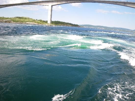 Сальстраумен<br />
Сальстраумен — приливное течение в Северной Норвегии. Происходит в проливе длиной 3 км и шириной 150 м, связывающем Сальтен-фьорд и Шерстад-фьорд с морем. Считается одним из сильнейшим в мире приливным течением. Около 400 миллионов кубических метров воды протекают в одном цикле на скорости, доходящей до 37 км/ч. Вода при этом образует водовороты диаметром до 12 метров и 4-5 метров в глубину с поверхности. Происходит этот феномен четыре раза в день.<br />
