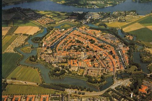 Брилле<br />
Брилле — небольшой город-крепость в западных Нидерландах близ Роттердама (Южная Голландия), прославившийся в годы Нидерландской революции, когда 1 апреля 1572 года стал первым городом, освобожденным гезами. Население 15 тыс. человек. Во время 80-летней войны между Нидерландами и Испанией в 16 веке захват Брилле явился поворотным пунктом в ходе войны. Это событие сыграло важную роль в формировании голландской нации и династии принцев, Оранских и отмечается в Брилле каждый год. Через 12 лет после этого Брилле стал частью Британии – в уплату за 5000 солдат, которые королева Елизавета I предоставила Нидерландам. Через 30 лет город был возвращен Нидерландам. В 15 веке в Брилле началось строительство собора Святой Катерины, который должен быть стать самым большим собором в Нидерландах. К сожалению, пожар нарушил планы, но 57-метровая башня собора была построена и до сих пор впечатляет своими размерами. В средние века Брилле был одним из крупнейших и важнейших городов в Голландии. Сосед Брилле к северу – Роттердам – в те времена был небольшой деревушкой. Брилле с той поры почти не изменился, а Роттердам стал крупнейшим портом мира. Брилле – один из немногих еще существующих в Европе городов-крепостей. Все укрепления замечательно сохранились до нашего времени.<br />
