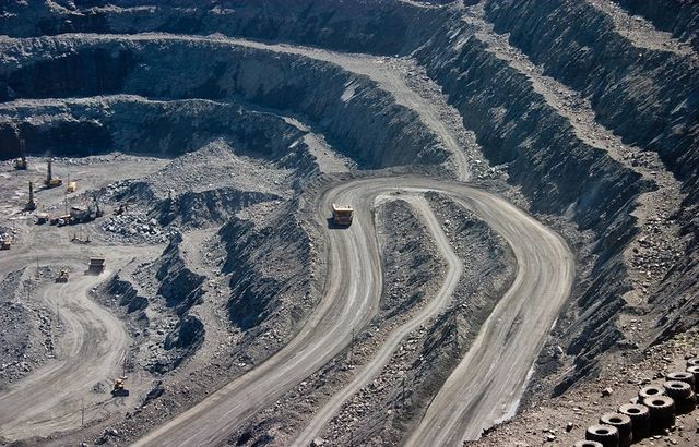 Ингулецкий комбинат. Глубина карьера — 426 метров, производительность — 38 млн тонн железной руды в год. Фото: cityblog.com.ua