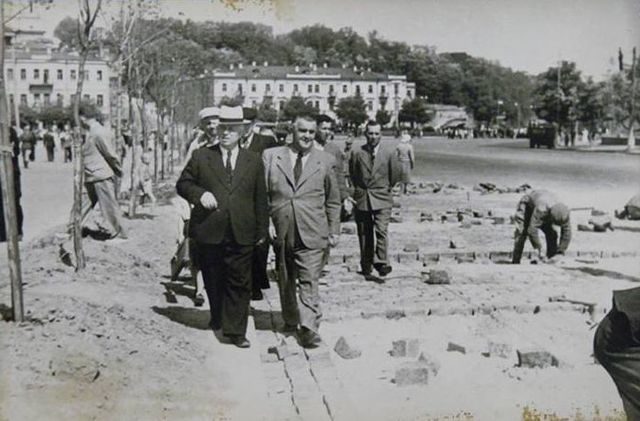 1944 год. Хрущев контролирует работы по укладке брусчатки на Грушевского