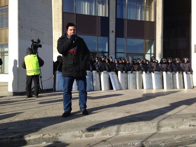Нардеп Андрей Ильенко во время пикета Деснянской РГА. Фото: Аронец А.