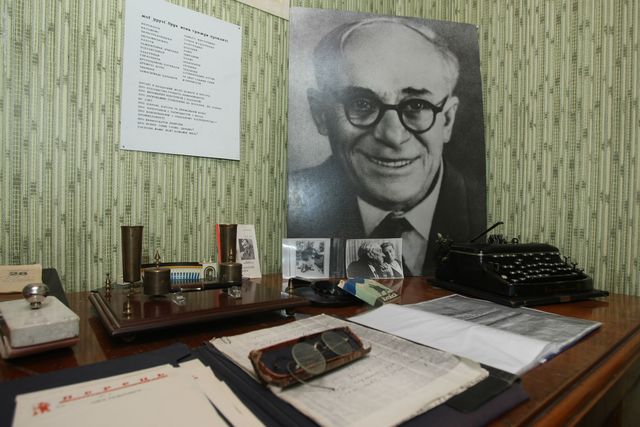 Стол писателя. В музее хранятся очки, пресс-папье, календарь и блокнот Вишни