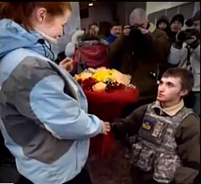 Скоро свадьба. Школьница приняла предложение активиста. Фото: 1plus1.ua