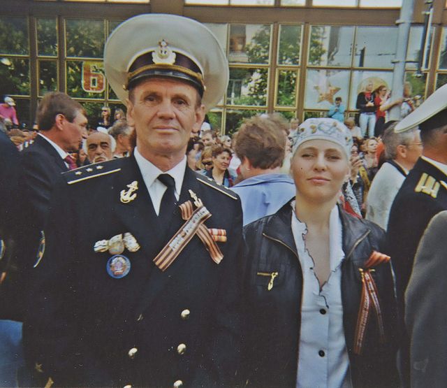 Ветеран. Аня с дедом не пропускают парадов ВМФ. Фото из архива В. Митрохина