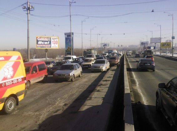 На Московском мосту произошла авария. Фото: Магнолия-ТВ