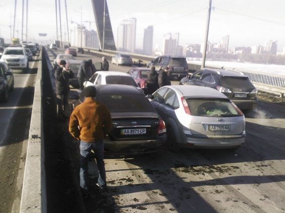 На Московском мосту произошла авария. Фото: Магнолия-ТВ